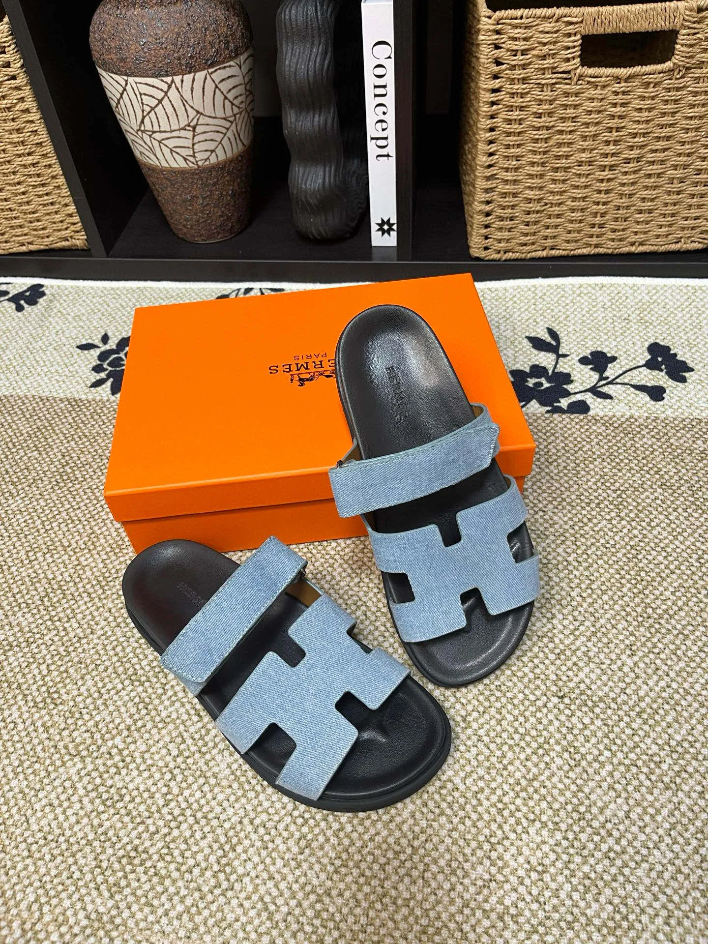 P300 Long-term stock Hermes men’s Kazimir slippers for couples - top quality woven calfskin functional sandals with intertwined uppers inspired by the “H” iconic pattern to create a casual look, perfect for summer. Imported cowhide + cowhide lining + TUP outsole Size: 35-46